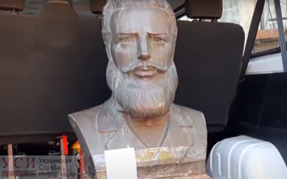 Хотел подзаработать: полиция задержала похитителя бюста болгарского поэта в Прохоровском сквере (фото, видео) «фото»