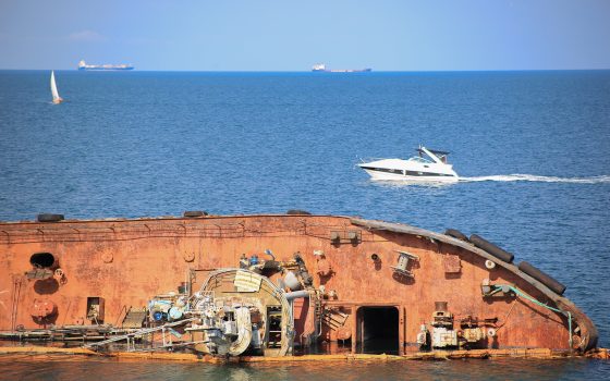 Из Delfi новая утечка топлива: ее собирают – салфетками (видео) «фото»