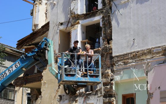 Жильцы рухнувшего дома на Торговой до сих пор вывозят вещи: у них там осталась часть жизни, а компенсацию пока ждут (фото) «фото»