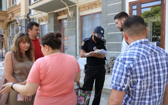 Инспекторы с полицией ищут владельца депутатского подвала, где затеяли незаконную стройку (фото) «фото»