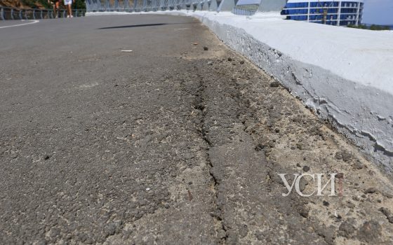 На “золотой” велоэстакаде за 71 миллион начал сыпаться асфальт (фото, видео) «фото»