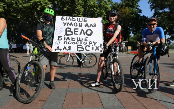 “За велодорожки и нет кредитам”: под мэрией протестуют велосипедисты (фоторепортаж) «фото»