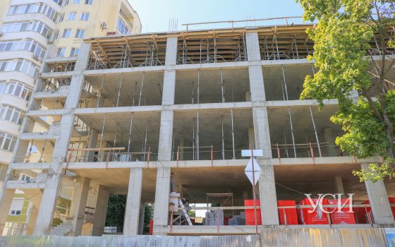 Сомнительная стройка на 10-й Фонтана: дело в суде, а люди постоянно перекрывают дорогу (фото) «фото»