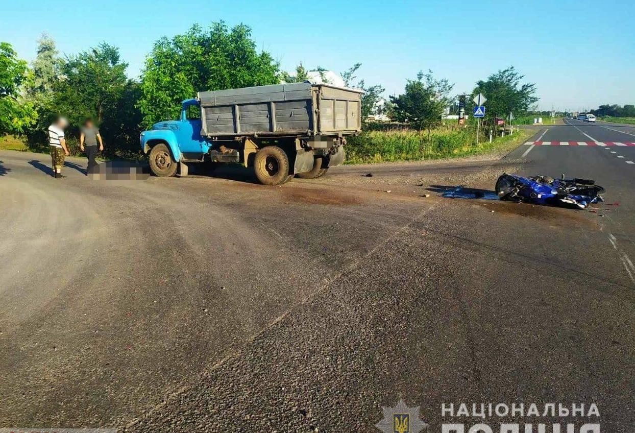 Пошел на обгон и столкнулся с грузовиком: полиция расследует смертельное ДТП в Одесской области «фото»