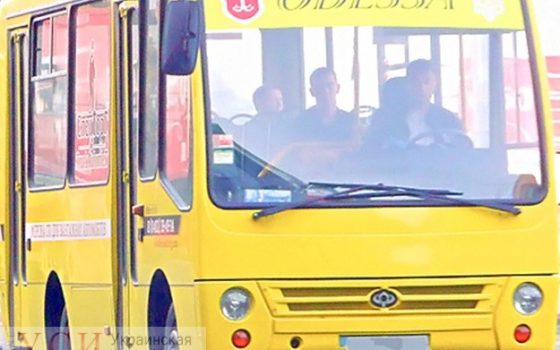 На поселке Котовского водителю маршрутки стало плохо: он протаранил четыре машины (видео) «фото»