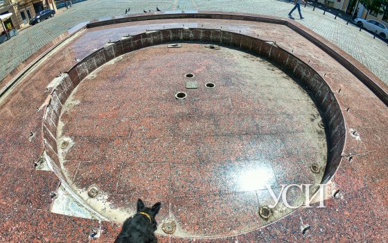 Разная Греческая площадь: световые качели, разбитая плитка и спящие фонтаны (фоторепортаж) «фото»