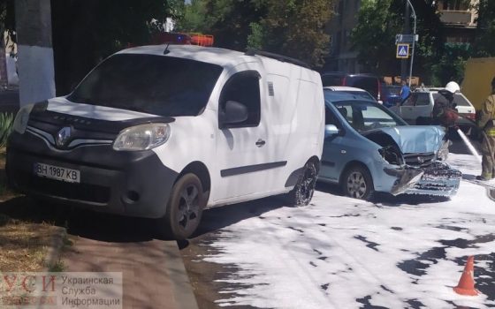 Тройное ДТП на Рихтера: водитель въехал в 2 припаркованных автомобиля (фото) «фото»
