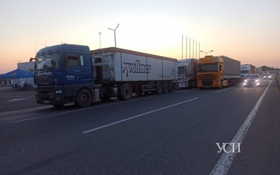 Тянучка из фур: как выглядит ночная трасса Киев-Одесса (видео) «фото»