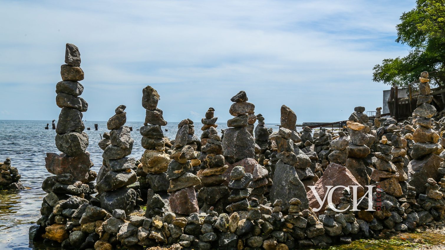 На «собачьем» пляже одессит построил сотню башенок из камней (фоторепортаж) «фото»