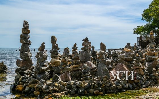 На “собачьем” пляже одессит построил сотню башенок из камней (фоторепортаж) «фото»