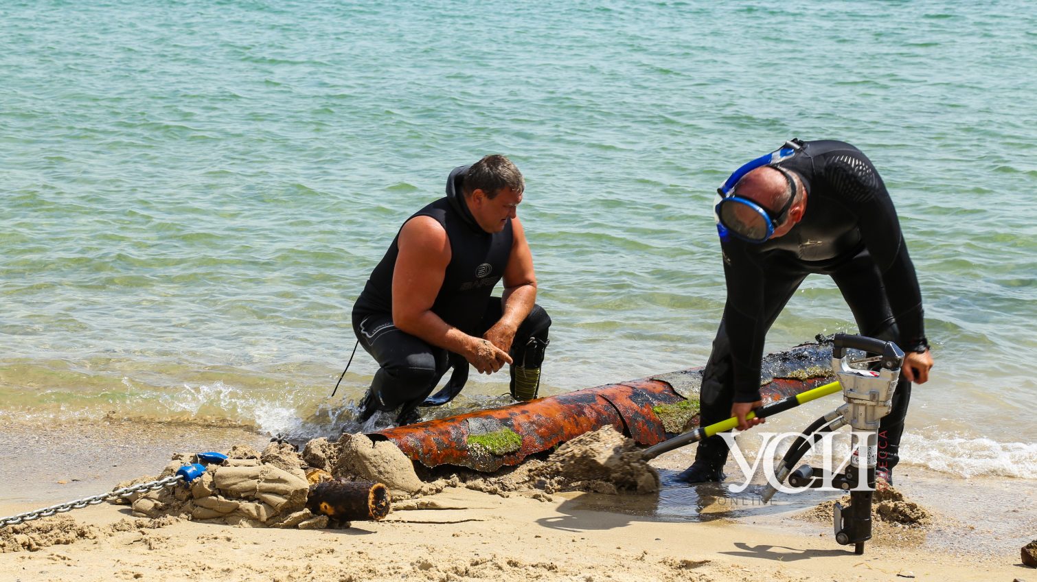 Одесские водолазы убрали опасную трубу из моря на пляже Дельфин (фото) «фото»