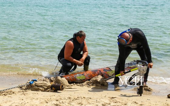 Одесские водолазы убрали опасную трубу из моря на пляже Дельфин (фото) «фото»
