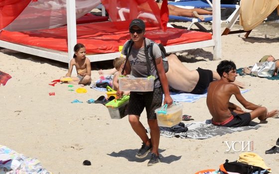 Рачки и горячая кукуруза: на одесских пляжах в аномальную жару вовсю кипит стихийная торговля (фото) «фото»