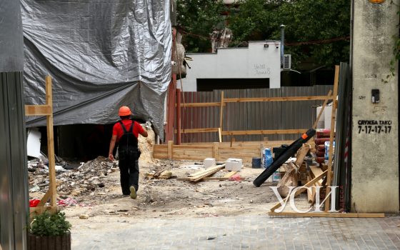 Обрушившийся дом на Ясной обнесли забором и готовятся демонтировать аварийную стену (фото) «фото»