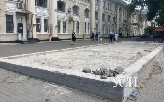 Самый наглый МАФ: на Привокзальной снесенный киоск оставил за собой бетонную подушку и сломанный фонарь (фото) «фото»