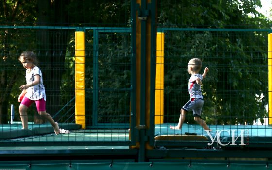 Без дистанции и санобработки: чем опасны детские батуты? (фоторепортаж) «фото»