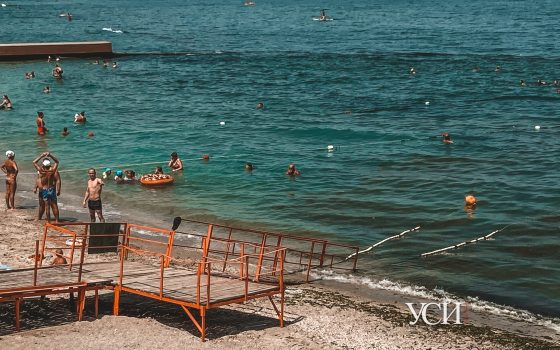 Ржавые перила и пандус в никуда: отреставрированный пляж для инвалидов разваливается на глазах (фоторепортаж) «фото»