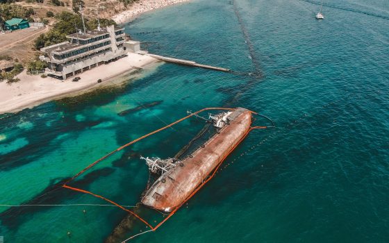 В районе Дельфина снова произошел разлив топлива из Delfi «фото»