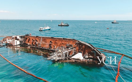 Подготовка к подъему Delfi: на место операции подошли буксиры (аэросъемка) «фото»