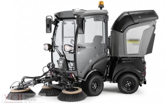 Подметает, поливает и косит: центр Одессы убирает коммунальная чудо-машина (видео) «фото»