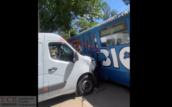 На Леонтовича фургон таранил 28-й трамвай «фото»