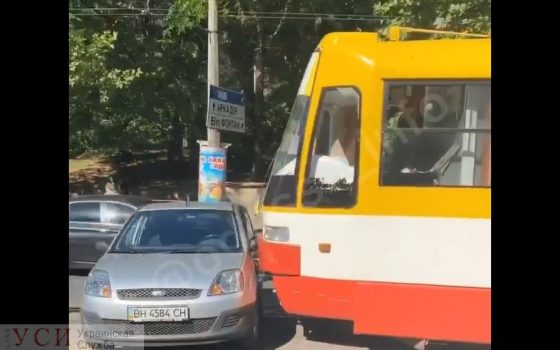 На Генуэзской иномарка въехала в трамвай (видео) «фото»