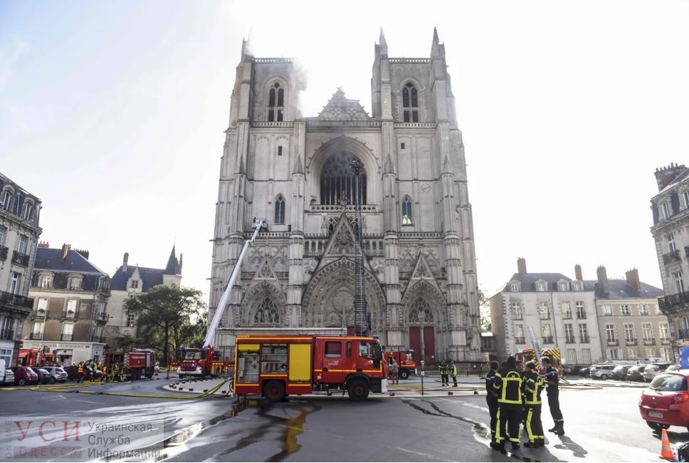 Во Франции произошел пожар в крупнейшем готическом соборе святых Петра и Павла – не исключен поджог «фото»