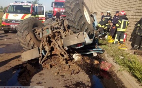 Трактор упал с моста на трассе Одесса-Киев: водитель в больнице (фото) «фото»