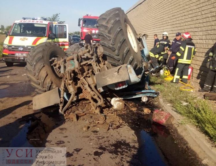 Трактор упал с моста на трассе Одесса-Киев: водитель в больнице (фото) «фото»