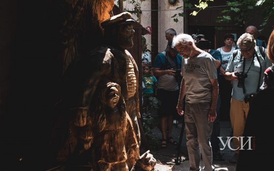 Дерево, старик и незапланированная девочка: в Одессе появилась новая достопримечательность (фото, видео) «фото»