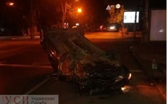 В центре Одессы не поделили дорогу две легковушки: одна из них перевернулась «фото»