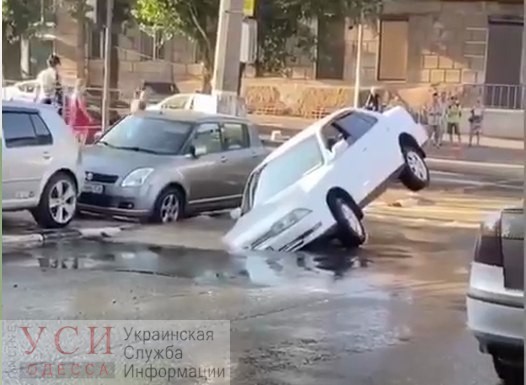 На Молдаванке из-за аварии на водопроводе провалилась дорога (видео) «фото»