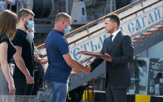 Цветущее море, Зеленский в Одессе и УСИ под парусом – итоги недели в фото «фото»