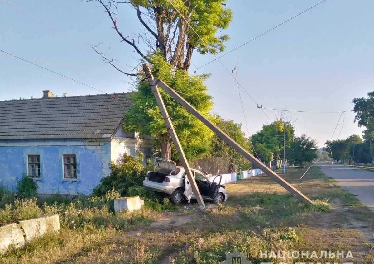 В Одесской области пьяный водитель сбил электроопору, его пассажирка в больнице (фото) «фото»