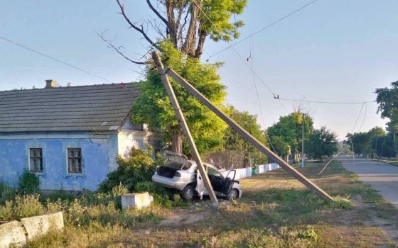 В Одесской области пьяный водитель сбил электроопору, его пассажирка в больнице (фото) «фото»