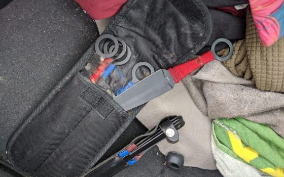 Метательные ножи, патроны, “трава”: в авто из США снова нашли запрещенные предметы (фото) «фото»