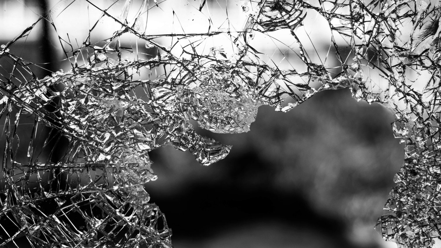 Обнаглели: хулиганы снова разбили стекло в трамвае, пострадала женщина «фото»