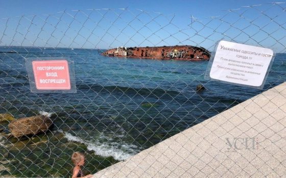 Опасный танкер на пляже: ущерб от затонувшего Delfi оценили всего в 15 тысяч долларов «фото»