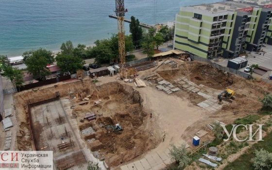 Жители Фонтана хотят выгнать технику с территории скандальной стройки “Гефеста”, которую остановил суд (трансляция, фото) «фото»