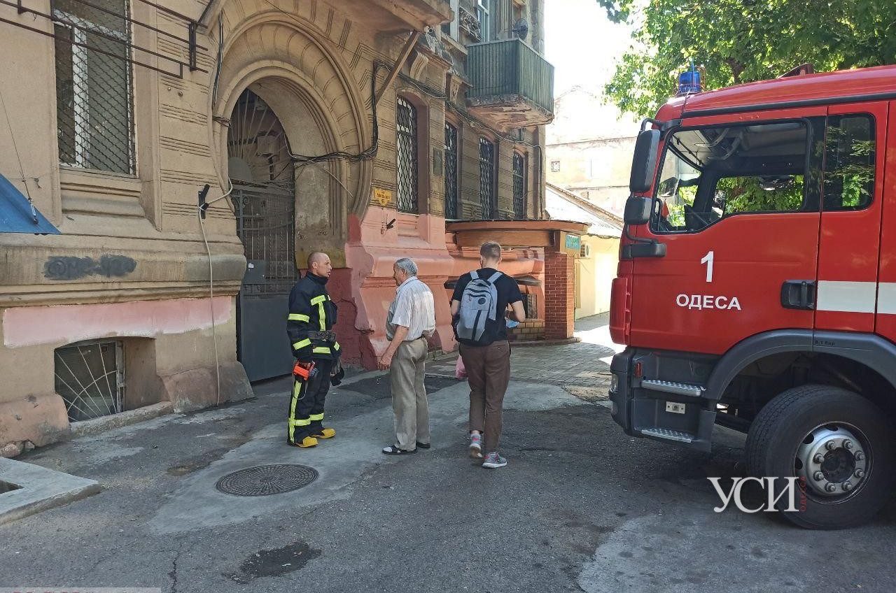На Новосельского горела квартира: пожарные выломали дверь (фото, видео) usionline.com На Новосельского горела квартира: пожарные выломали дверь (фото, видео) «фото»