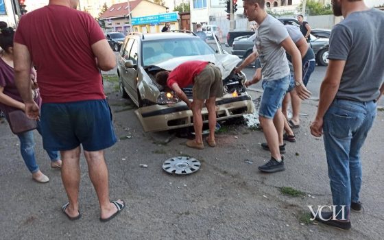 ДТП на Таирова: столкнулись две иномарки (фото, видео) «фото»