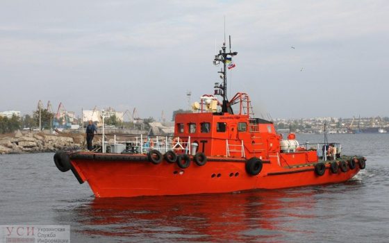 В Южном моряки лоцманского катера спасли девушку, которую унесло в море на надувном матрасе «фото»