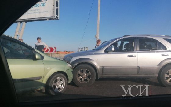 Из-за лобового ДТП на переезде у поселка Таирово на дороге в Черноморск огромная пробка (фото) «фото»