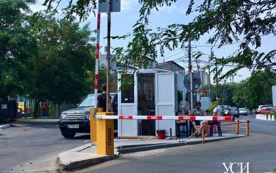 На 13-й Фонтана снова появился шлагбаум, который несколько раз сносили активисты (фото) «фото»