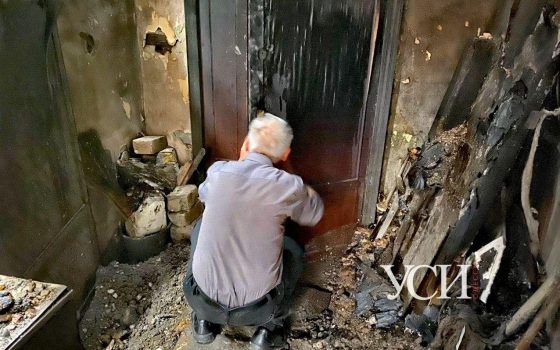 Без денег и крыши над головой: жителей сгоревшего дома пустили внутрь забрать уцелевшие вещи (фото) «фото»