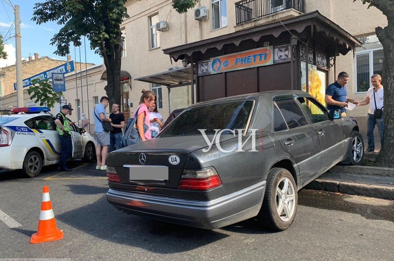 В Одессе автомобиль вылетел на тротуар и сбил пешехода (фото) «фото»