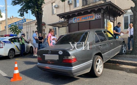 В Одессе автомобиль вылетел на тротуар и сбил пешехода (фото) «фото»