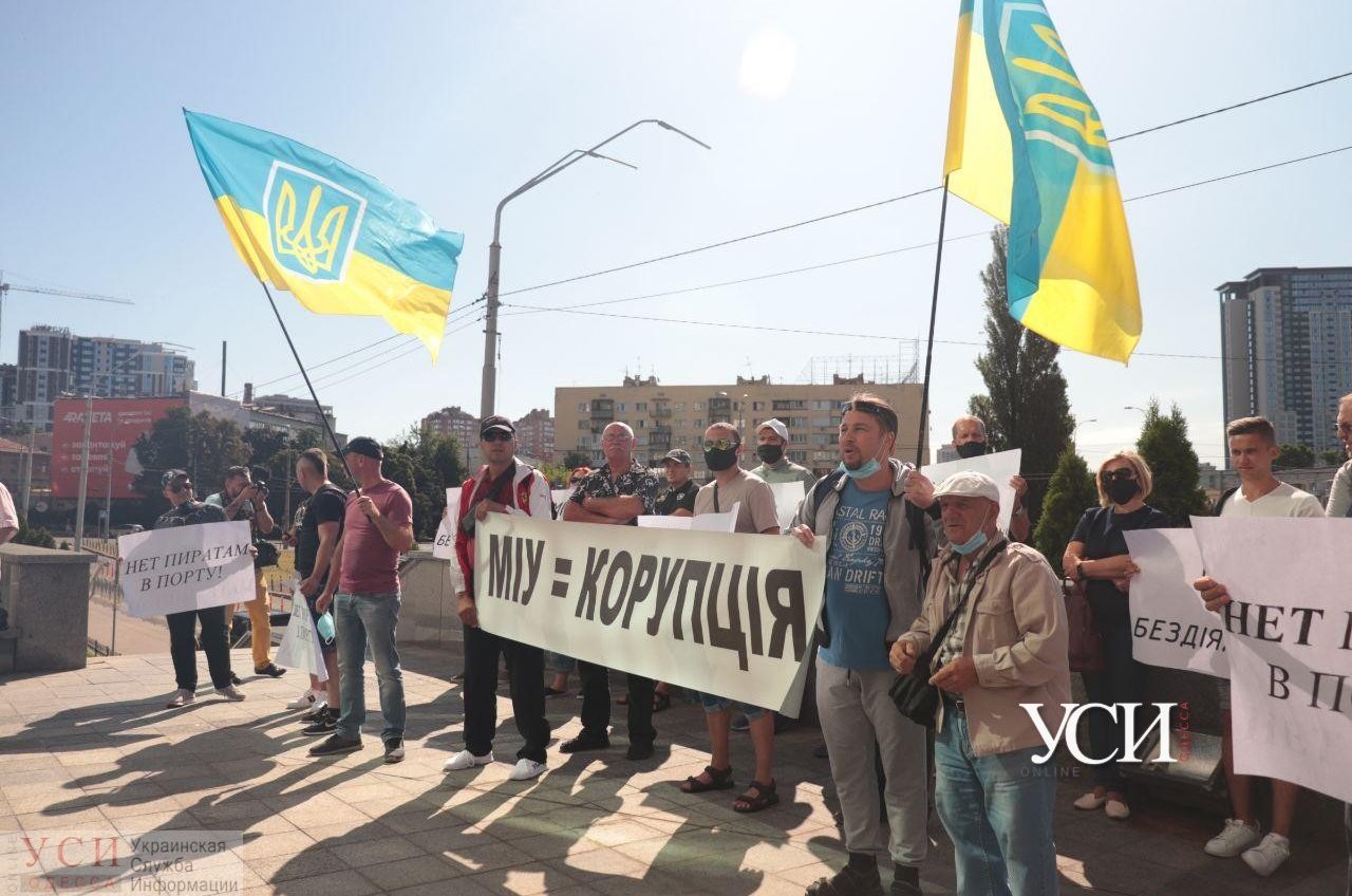 В Киеве на акцию протеста вышли портовики из Черноморска (фото) «фото»