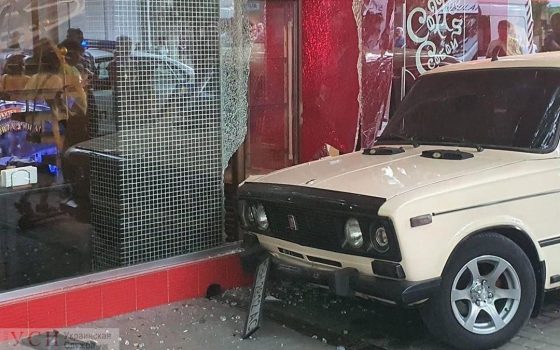 В Одесской области автомобиль врезался в кафе (фото) «фото»