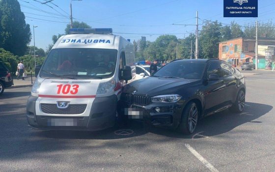 На Фонтане автомобиль врезался в скорую (фото) «фото»